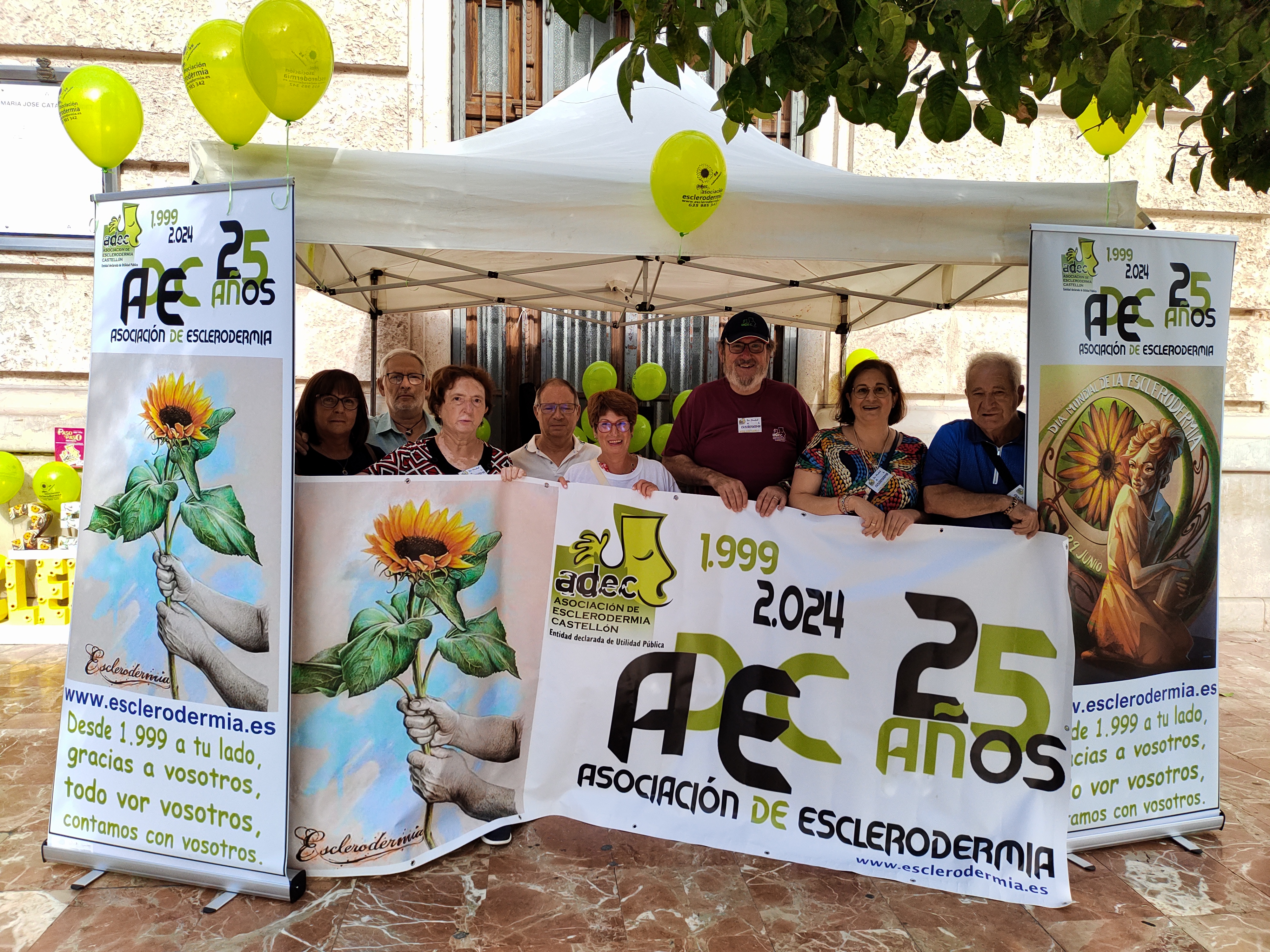 Cartel anunciador de la charla-coloquio organizada por adec en fondo blancocon recuadro s en color azul con letras en contrastre 