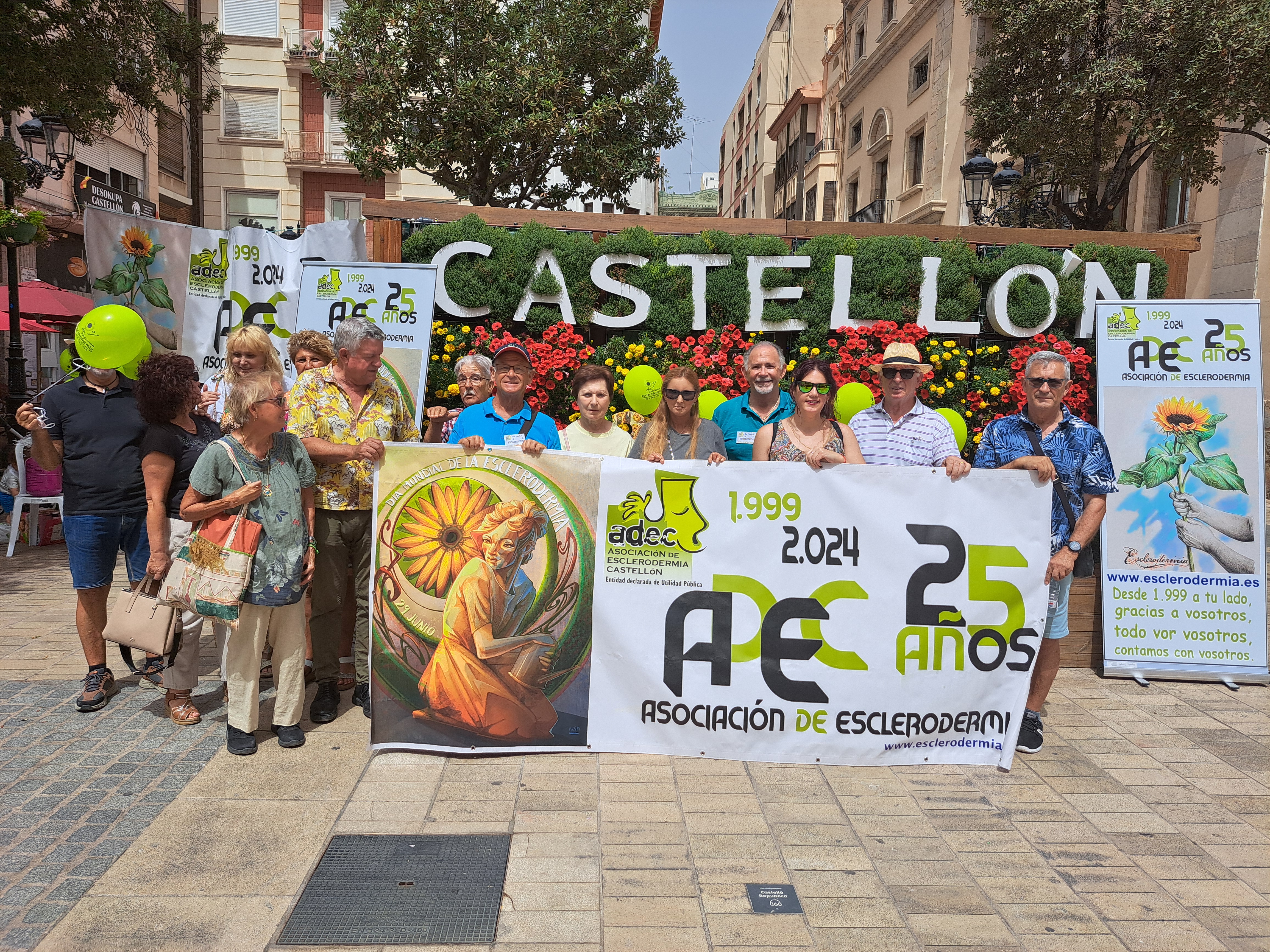 Cartel anunciador de la charla-coloquio organizada por adec en fondo blancocon recuadro s en color azul con letras en contrastre 