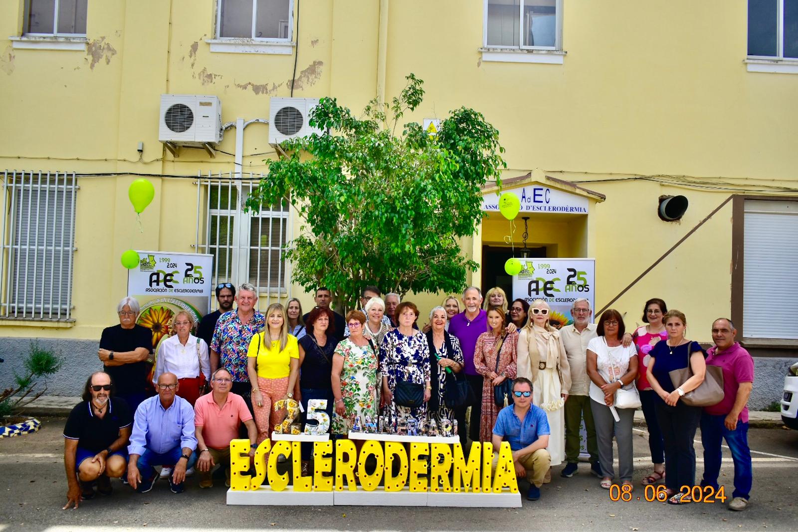 Cartel anunciador de la charla-coloquio organizada por adec en fondo blancocon recuadro s en color azul con letras en contrastre 