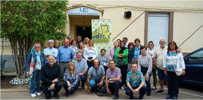 grupo de personas una la lado de la otra posando para una fotografía