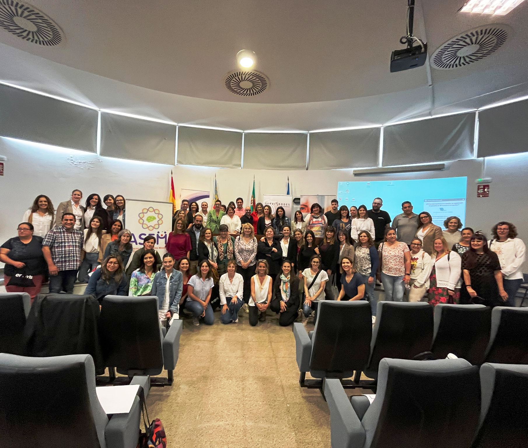 grupo de personas una la lado de la otra posando para una fotografía
