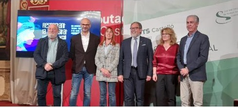 grupo de personas una la lado de la otra posando para una fotografía