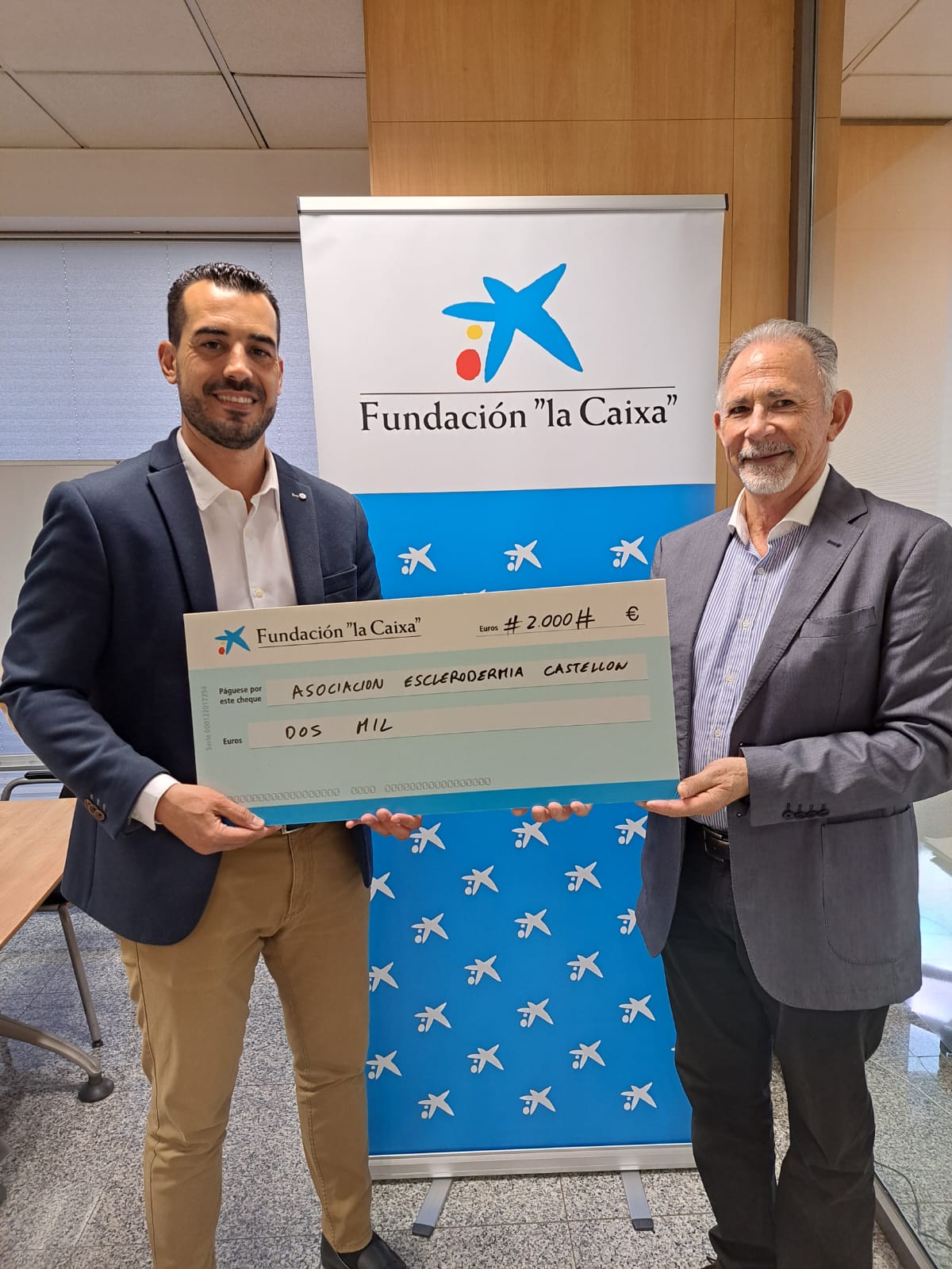 grupo de personas una la lado de la otra posando para una fotografía