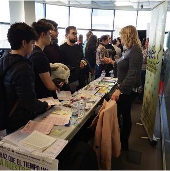 grupo de gente posando para una foto cogidos entre ellos