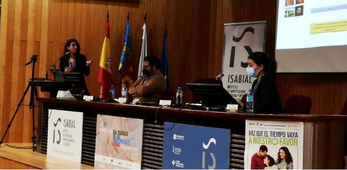 grupo de gente posando para una foto cogidos entre ellos