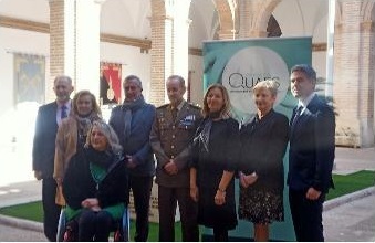 grupo de gente posando para una foto cogidos entre ellos