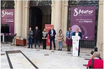 grupo de gente posando para una foto cogidos entre ellos