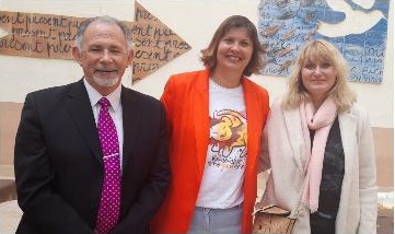 grupo de gente posando para una foto cogidos entre ellos